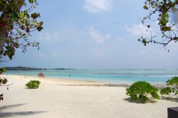 Turistická bikini pláž na Maledivách