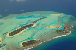 Resorty Malediv pohledem z letadla