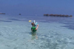 Dovolená na Maledivách - syn se učí šnorchlovat