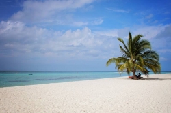 pláž resortu na Maledivách