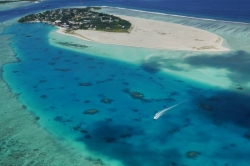 letecký pohled na lokální ostrov Malediv