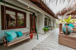 5hvezdickovy-hotel-Maledivy-posezeni-pred-pokojem