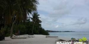 Maledivy bikini pláž
