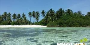 Maledivy bikini pláž z vody