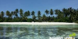 Maledivy, bikini pláž