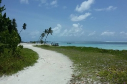 Maledivy, cesta na pláž