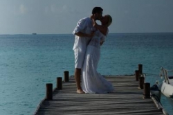 novomanželský polibek na Maledivách