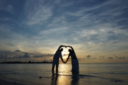 srdce novomanželů na Maledivách