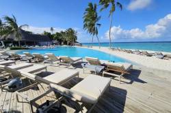 Bazen-resortu-Ifuru-island-1