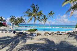 Bazen-resortu-Ifuru-island-10