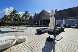 Bazen-resortu-Ifuru-island-11