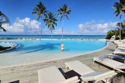 Bazen-resortu-Ifuru-island-9