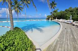 Bazen-resortu-Ifuru-island