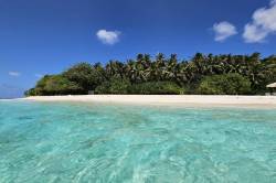 bikini pláž Kamadhoo Maledivy 