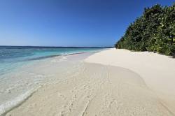 bikini pláž Kamadhoo Maledivy 