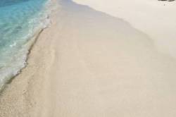 bikini pláž Kamadhoo Maledivy 
