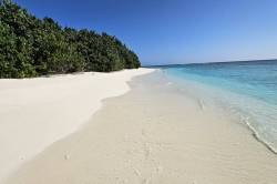 bikini pláž Kamadhoo Maledivy 