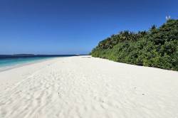 bikini pláž Kamadhoo Maledivy 