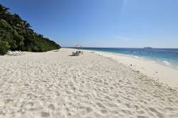 bikini pláž Kamadhoo Maledivy 