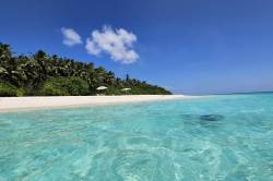 bikini pláž Kamadhoo Maledivy 