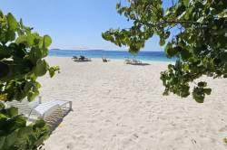 bikini pláž Kamadhoo Maledivy 