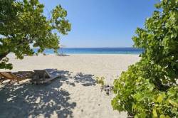 bikini pláž Kamadhoo Maledivy 