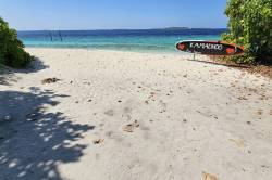 bikini pláž Kamadhoo Maledivy 