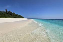 bikini pláž Kamadhoo Maledivy 