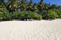 bikini pláž Kamadhoo Maledivy 