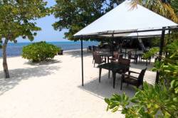 plaz-pred-hotelem-Dhangethi-Maledivy-1