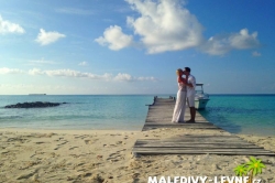 svatba na Maledivách - polibek na molu