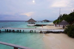 Maledivy - mola v resortu
