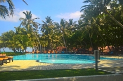 bazén v resortu na Maledivách
