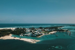 přístav ostrova Huraa z dronu