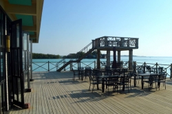 restaurace na ostrově Huraa