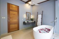 Sunset-Beach-Villa-with-Pool-Bathroom