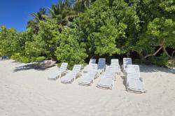 lehátka na bikini pláži ostrova Kamadhoo