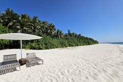 lehátka na bikini pláži ostrova Kamadhoo