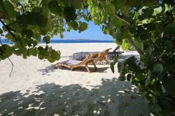 lehátka na bikini pláži ostrova Kamadhoo