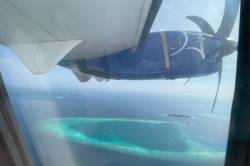 pohled na Maledivy z letadla