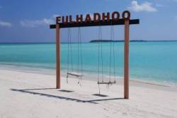 recenze-Fulhadhoo-Maledivy-houpacka-na-plazi