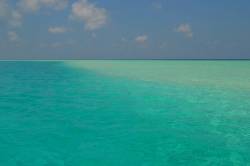 dokonalé barva moře na Maledivách