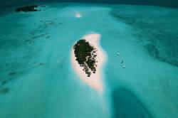 ostrov Madivaru z dronu