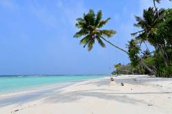 uzasna-plaz-Omadhoo-Maledivy
