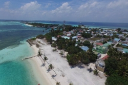 Maledivy, Huraa, local beach z dronu