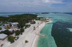 Maledivy, Huraa, local beach z dronu