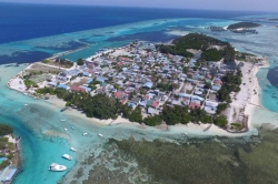 Maledivy, ostrov Huraa z dronu