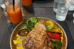 tuna-steak-na-Maledivach