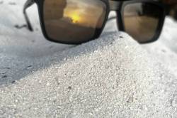 sluneční brýle v písku