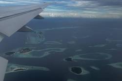 výhled na Maledivy z okna letadla